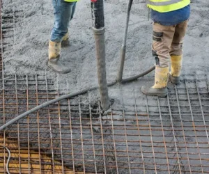 Workers+with+concrete+pump+tube+for+concrete+installation_Victoria+Concrete+and+Paving-640w